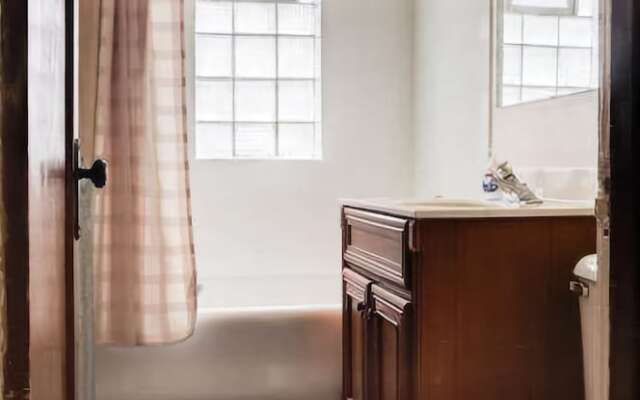 Large Beautiful One Bedroom on Brady St