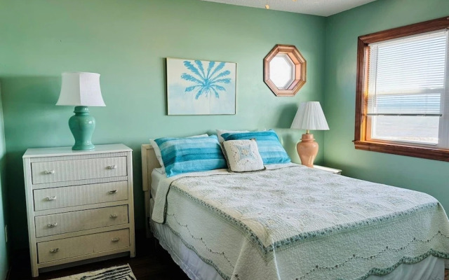 Great Place 5 Bedroom Home by RedAwning