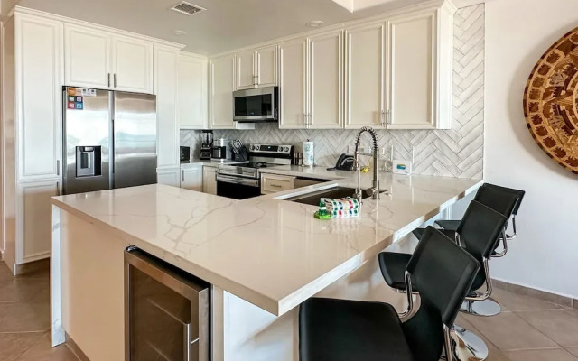 Luxury Ocean View Condo w Huge Deck