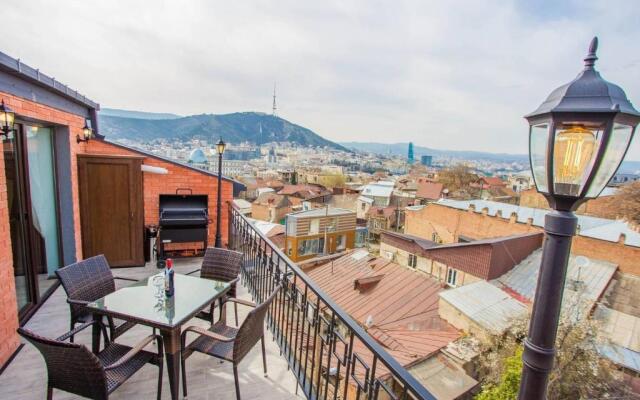 2BR Apt w terrace & stunning views