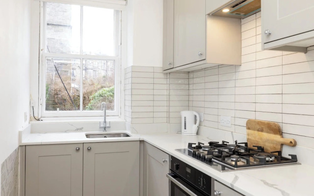Spacious 2-Bedroom Ground Floor Flat