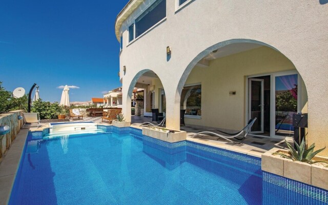 Beautiful Home in Pag With Wifi and 6 Bedrooms
