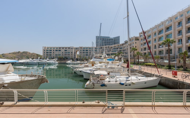 High Class Condo At Marina By Feelhome