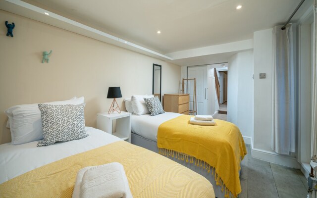 JOIVY Elegant 4 Br House W/Deskspace, Moments From Angel