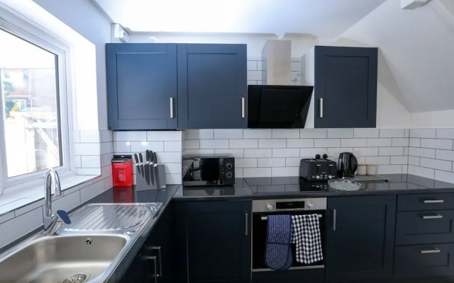 5 Bed House - Sleeps 11 - Garden