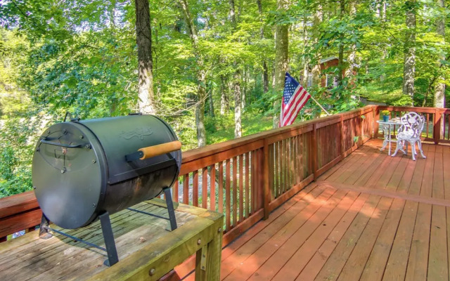 Hendersonville Cabin Near Hiking & Waterfalls!