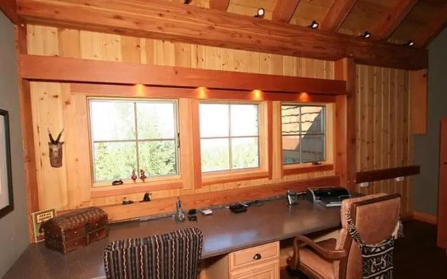 RedAwning Glacier Lodge