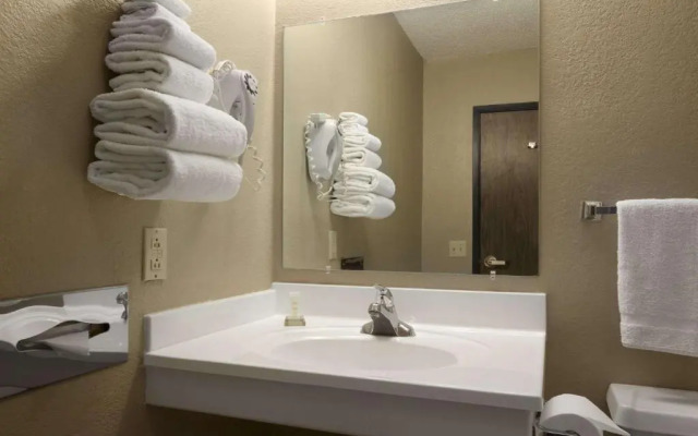 Super 8 by Wyndham Blackwell