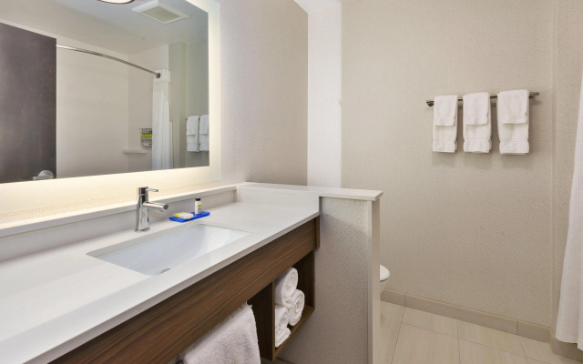 Holiday Inn Express & Suites Milan – Sandusky Area by IHG