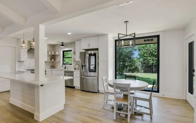 Charming Ranch Home Near Dell With Cocktail Pool