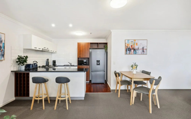 2-bed City Abode With Swimming Pool, Gym & Views – Guest Rooms – Brisbane