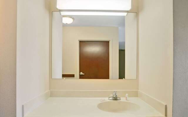 Super 8 by Wyndham Louisville/Expo Center