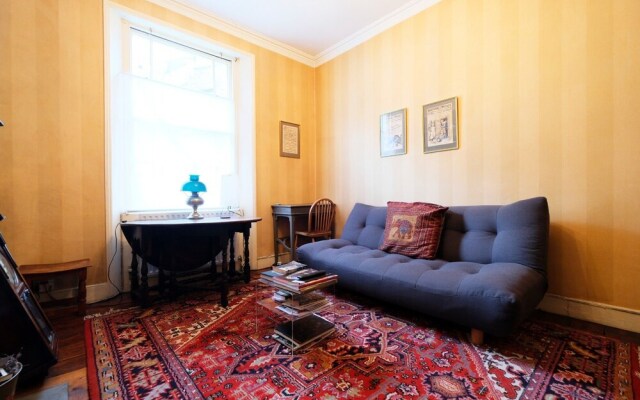 Lovely & Central Garden Flat in Victoria