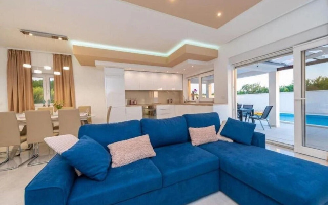 Luxury Villa Sabun with Pool & Hot Tub