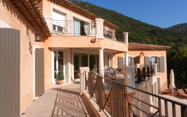Plush Villa in Cavalaire-sur-Mer with Private Pool
