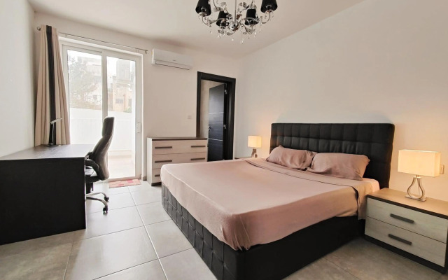 Large Central Apartment Near Valletta & Seafront