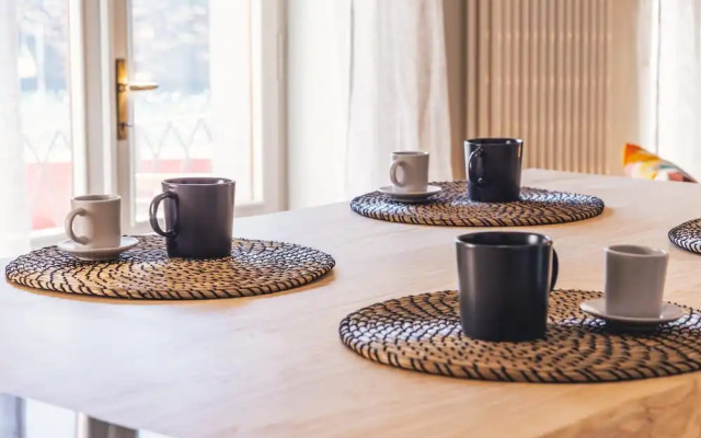 Elide B Tastefully Furnished Apartment Lakefront