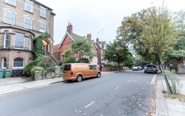 Spacious 1BR Period Apartment Hampstead