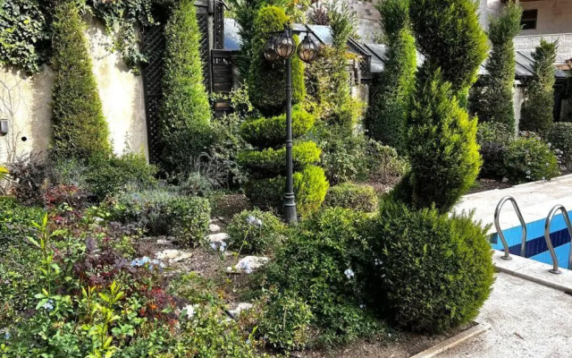Spacious Amman flat with garden and Pool