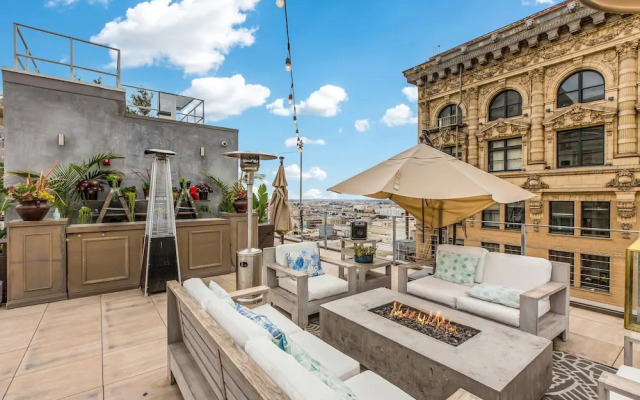 Stylish 2br/2ba At HWH by Oneluxstay