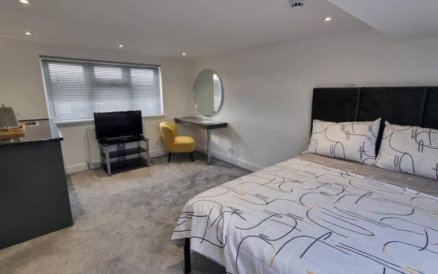 St Albans Stylish Suite With Kitchenette