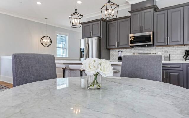 Chic 4 BR Condo - Large Pool - Perfect Location