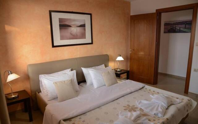 Spotless Apt in the Heart of Sisi
