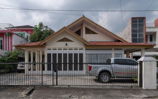 RedDoorz near RS Awal Bros Sudirman Pekanbaru