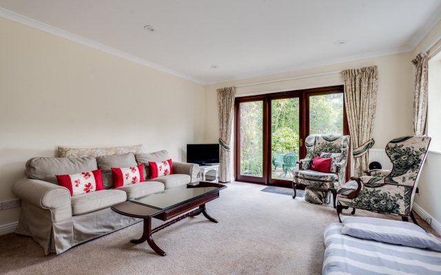 Spacious 1-Bedroom Flat with garden & free parking