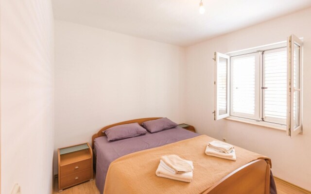 Amazing Apartment in Makarska With 5 Bedrooms and Wifi