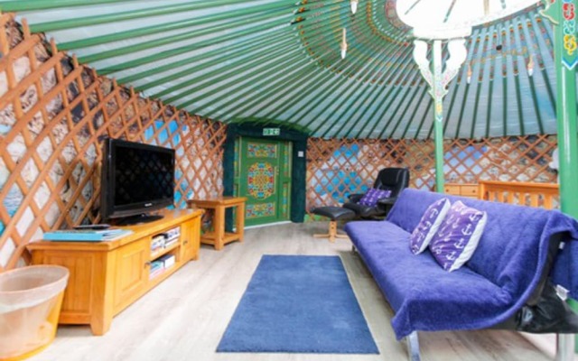 Green Yurt With Hot Tub - Sleeps 3, Parking & Wifi