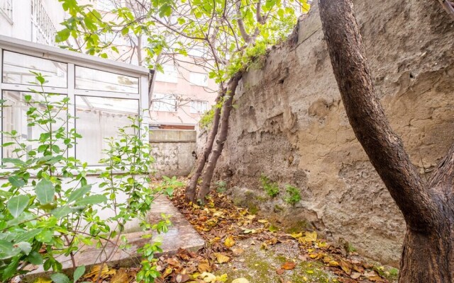 Vibrant Flat Close to Zorlu Center With Backyard