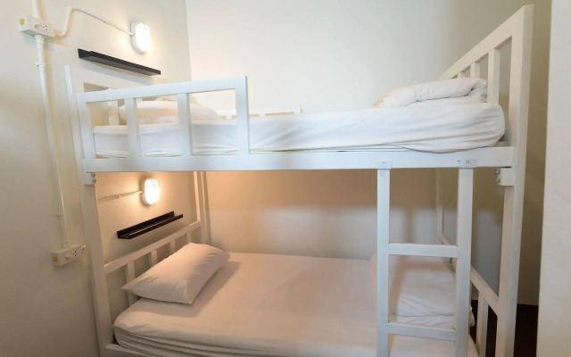 Lit Up Hostel & Gallery