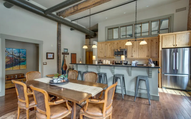 Updated Rustic-chic Condo on Ouray's Main Street!