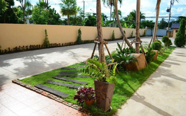Phrom Phring Place Service Apartment