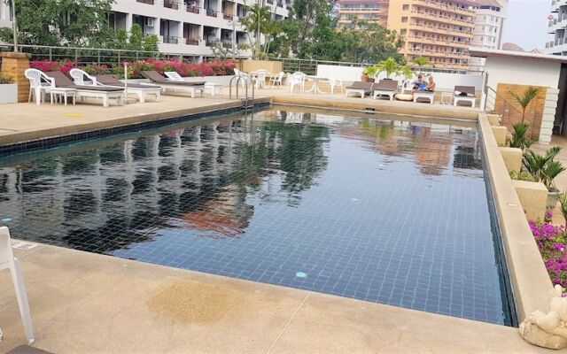 Jomtien Plaza Residence Large Modern Studio Apartment