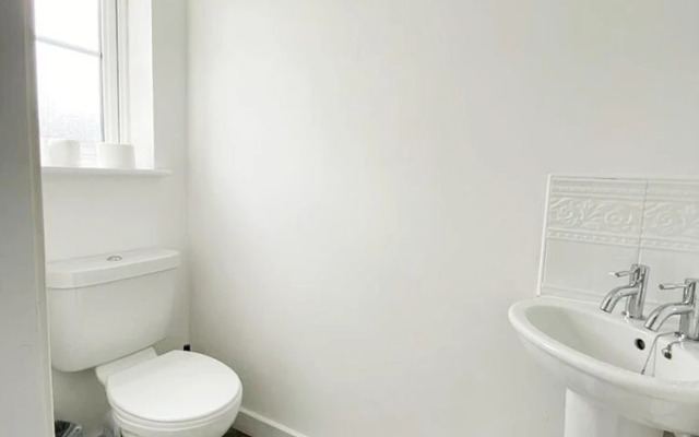 Remarkable 3-bed House in Sheffield