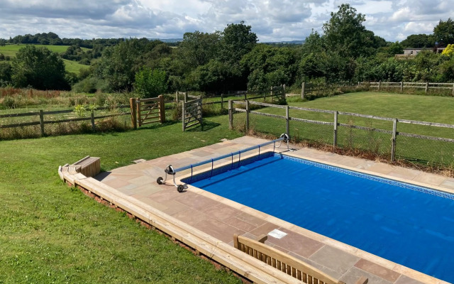 Little Pentre Barn with seasonal Swimming Pool