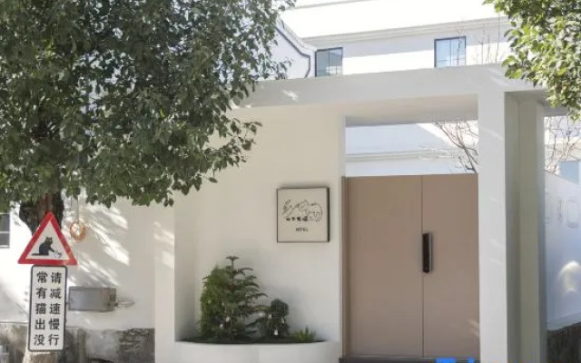 The Juno's Mew-Mew Hotel