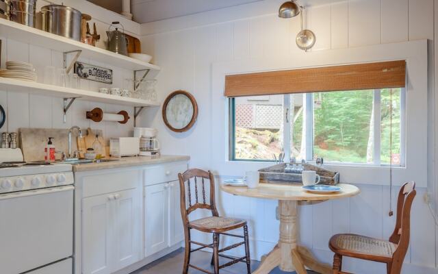 Chic Boothbay Harbor Studio Cabin by RedAwning