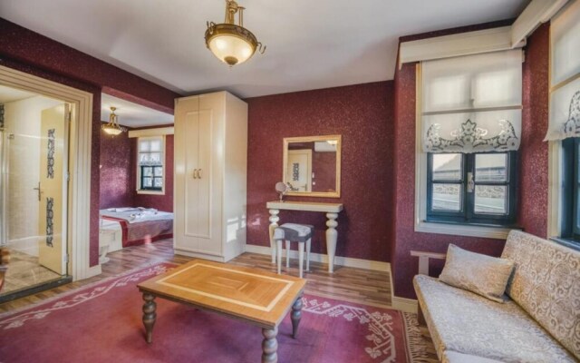Vibrant Suite Located in Heart of Historic Area