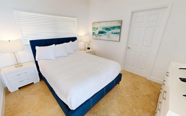 Oceania 807 3 Bedroom Condo by RedAwning