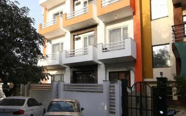 OYO Flagship 238 Noida Sector 72