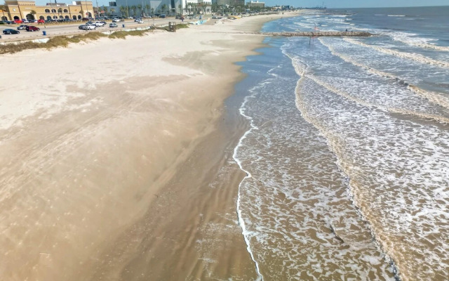 Walk to Beach: Galveston Getaway w/ Deck!