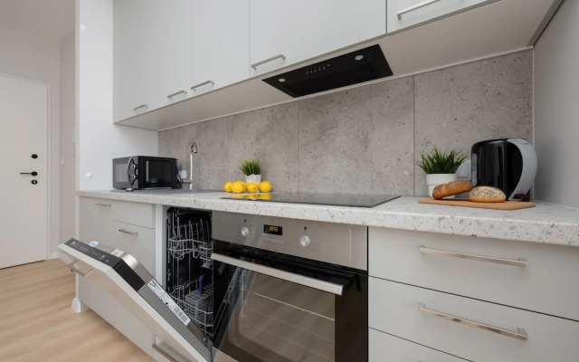 Apartment With Parking by Renters
