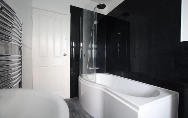 Contemporary Home in Friendly Easton - Free Parking