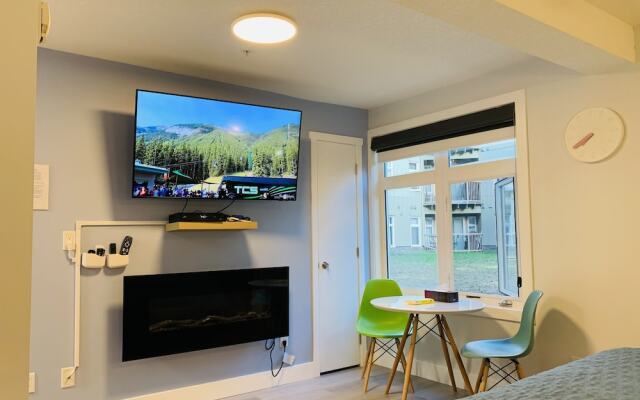 A Lovely Studio with Full Kitchen & AC