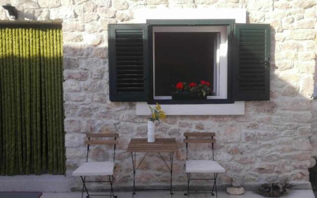 Small stone house Luka