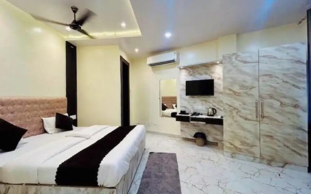 Hotel R K Palace