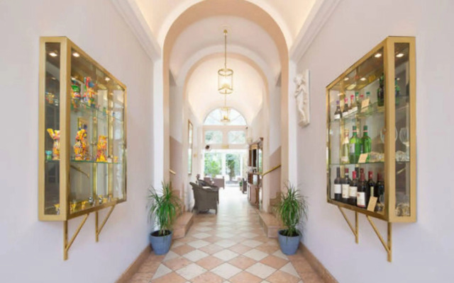 Gold Hotel